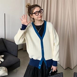 Brodeerattu neulottu nuorisokampustyylinen univormupaita napilla