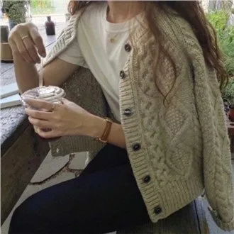 Lyhyt kierre neulottu takki